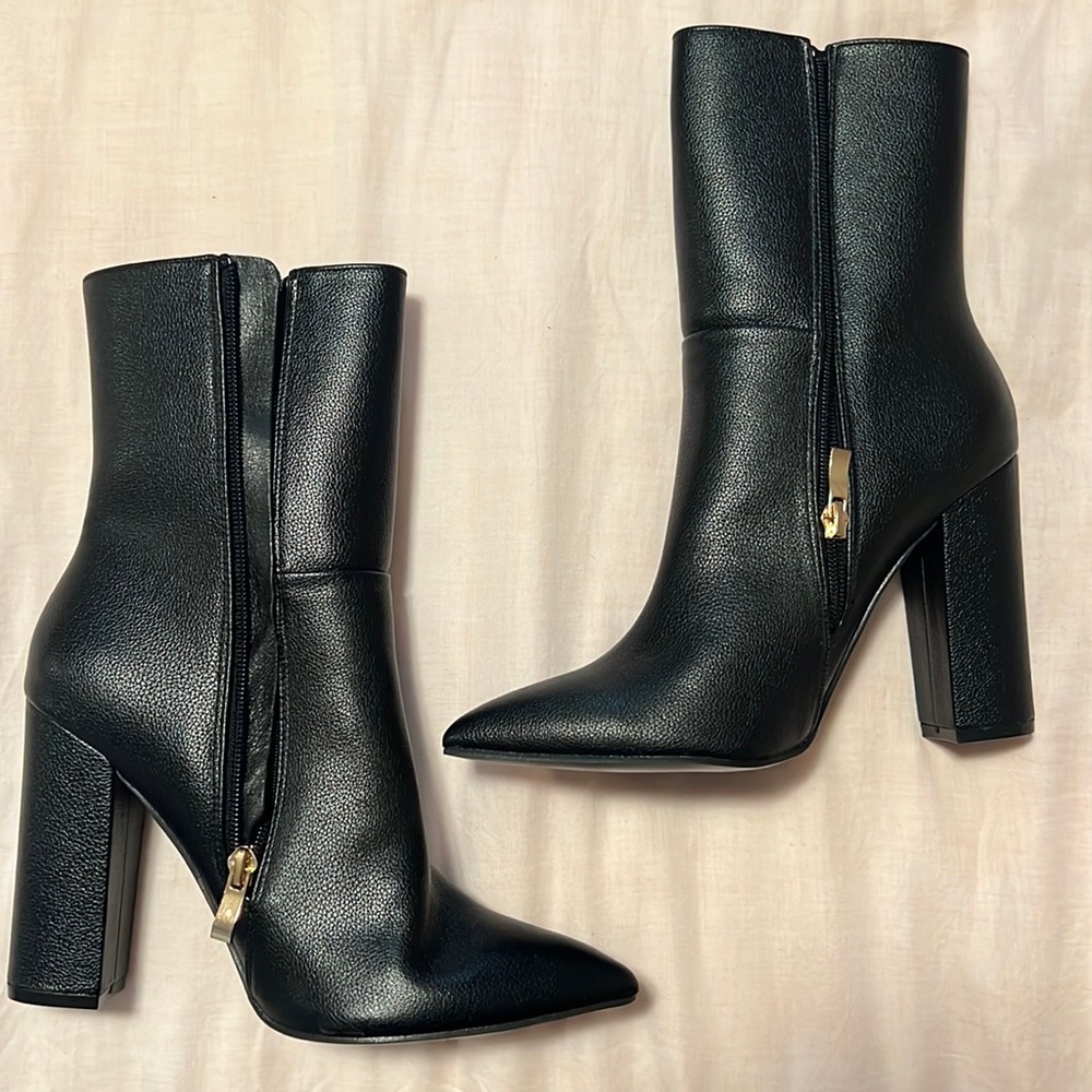 Brand NIB Womens 7.5 quarter zip heeled boots
